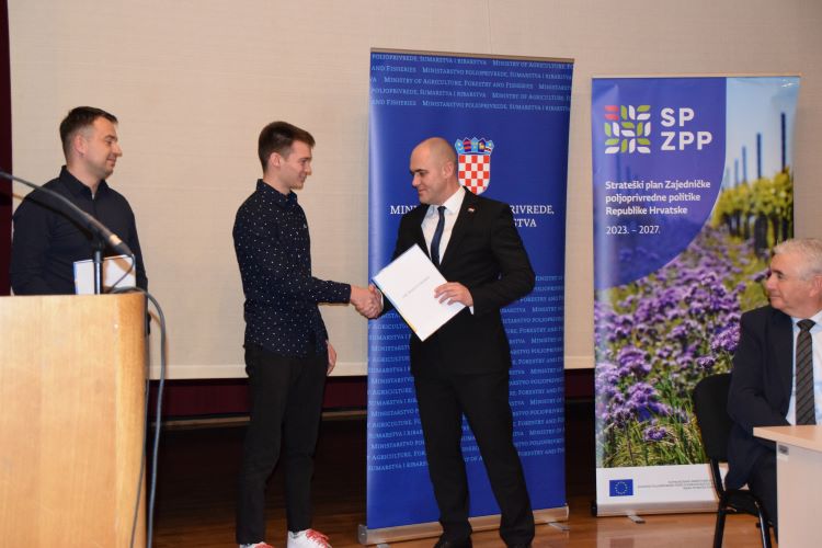 Slika /slike/Priopcenja/ministar naslovna 22-11.JPG